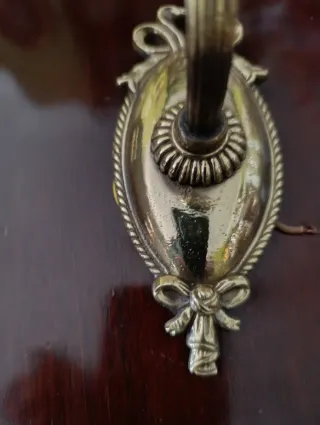 Bonito aplique de pared dorado y tulipa de cristal