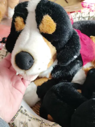 Cesta con 2 perritos y mamá peluche