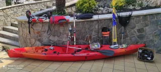 Kayak de pesca con muchos accesorios