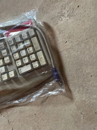 Teclado Beige y Rojo