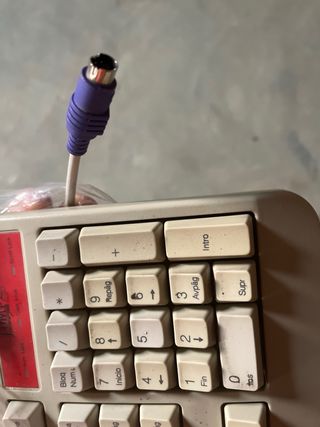 Teclado Beige y Rojo