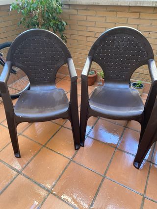 4 Sillas de terraza de plástico marrones