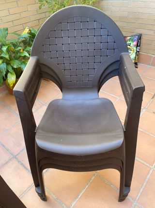 4 Sillas de terraza de plástico marrones