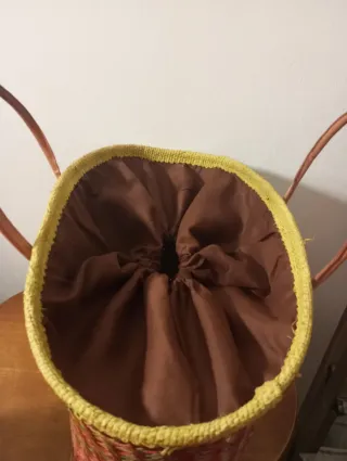 Bolso de mimbre con asas cortas