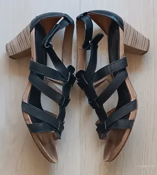 Sandalias de piel tacón negras