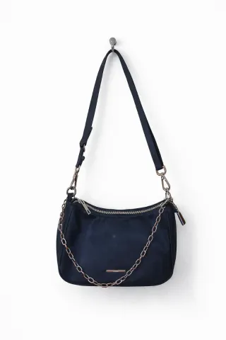 Bolso de hombro negro con cadena