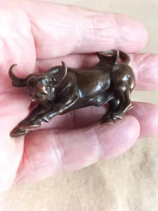 Pequeña figura de toro de bronce