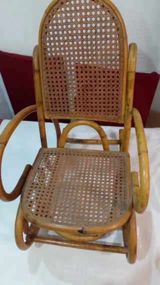Silla mecedora antigua de niño Thonet