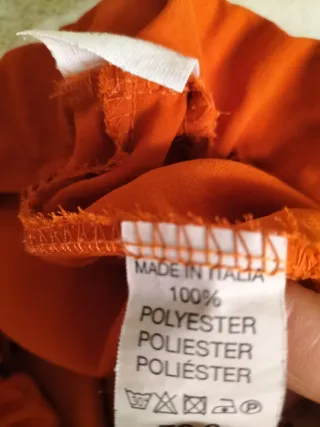 Pantalón italiano naranja y blusa Zara