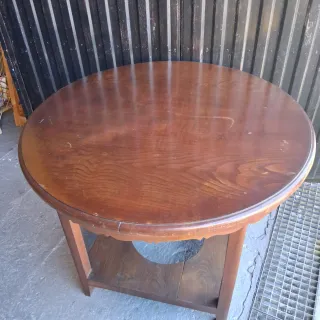 Mesa redonda de madera antigua