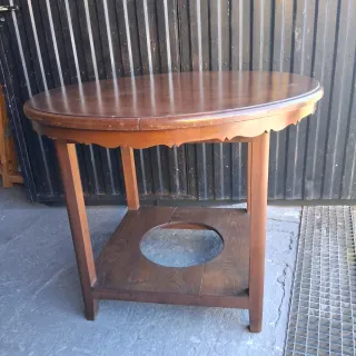 Mesa redonda de madera antigua