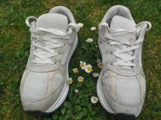 Deportivas H&M Beige y Blancas