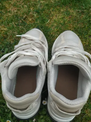 Deportivas H&M Beige y Blancas