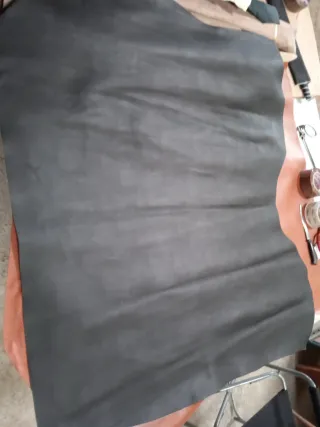 Pieza Piel Genuine color Negra Doble Piel 30€.