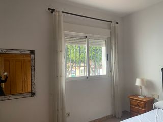 Cama, mesitas y lámpara de metal