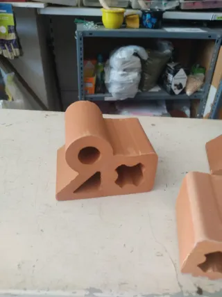 Calzo o taco de barro con formas