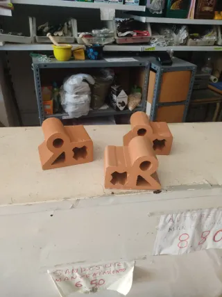 Calzo o taco de barro con formas