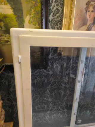 Vitrina de farmacia antigua