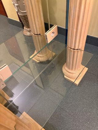 Mueble de cristal con columnas