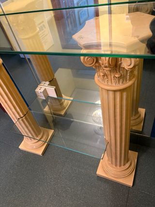 Mueble de cristal con columnas