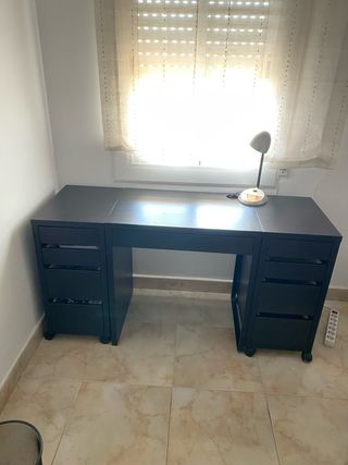 Escritorio negro con 2 cajoneras