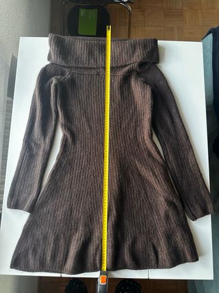 Jersey-vestido marrón con hombros al aire skater