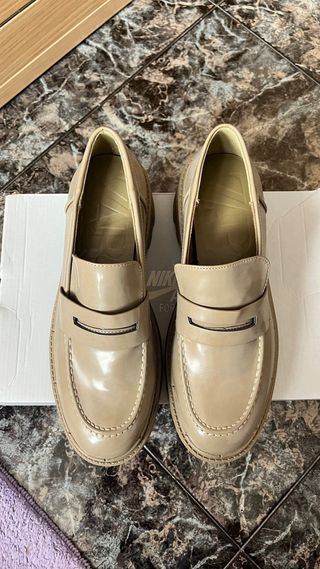 Mocasines taupe en charol con plataforma de Zara