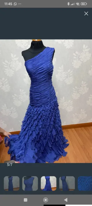 Vestido de fiesta azul con volantes