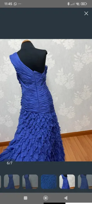 Vestido de fiesta azul con volantes