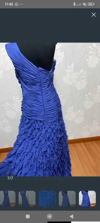 Vestido de fiesta azul con volantes
