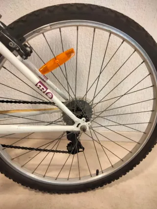 Bicicleta Btwin Rockrider 5.0 Blanca. Cadete.