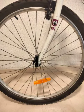 Bicicleta Btwin Rockrider 5.0 Blanca. Cadete.