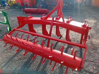 TOPOS O SUBSOLADOR DE 5 PUAS CON RODILLO TRASERO.