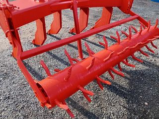 TOPOS O SUBSOLADOR DE 5 PUAS CON RODILLO TRASERO.