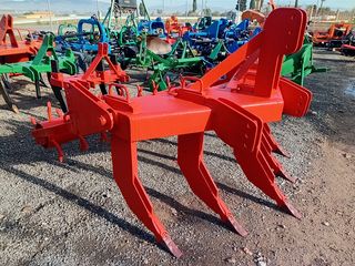 TOPOS O SUBSOLADOR DE 5 PUAS CON RODILLO TRASERO.