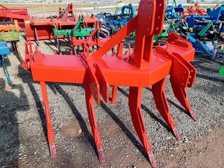 TOPOS O SUBSOLADOR DE 5 PUAS CON RODILLO TRASERO.