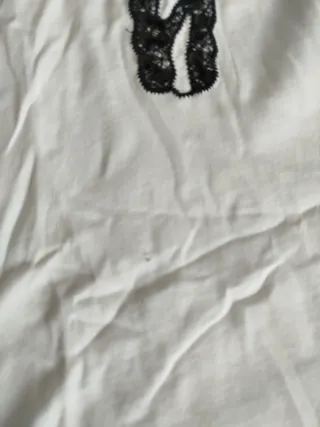 Camiseta blanca con cactus bordado