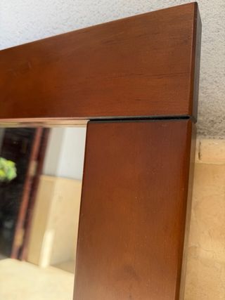 Espejo enmarcado en madera