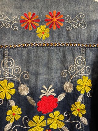 Cazadora vaquera con bordado floral