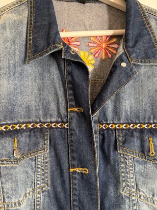 Cazadora vaquera con bordado floral