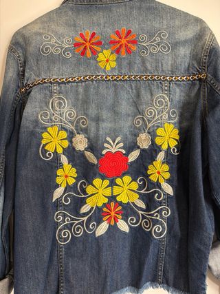 Cazadora vaquera con bordado floral