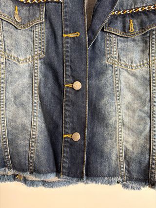 Cazadora vaquera con bordado floral