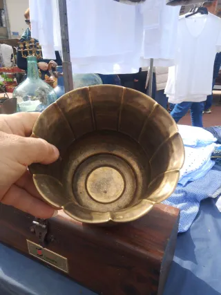 Maceta de metal dorada