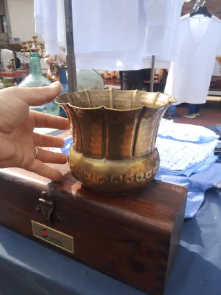 Maceta de metal dorada