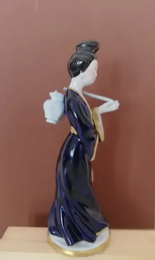 Antigua figura en porcelana de mujer