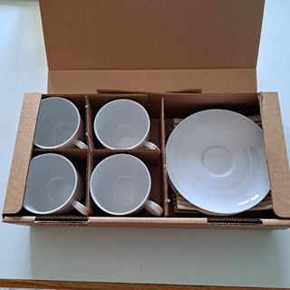 4 tazze the e 4 piattini in porcellana