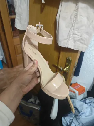 Sandalias de tacón beige Diana