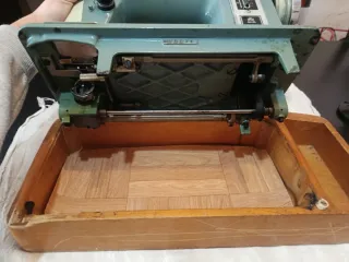 Máquina de coser Alfa antigua