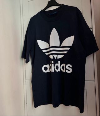 T-shirt Adidas con logo bianco modello oversize