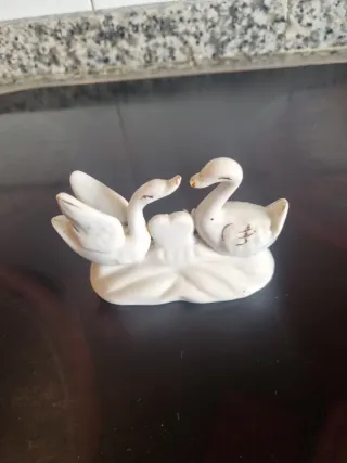 Cisnes de porcelana con rosa
